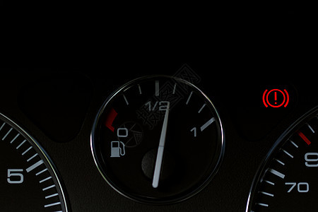 特写现代汽车仪表板汽车运动乐器里程表控制油位红色短跑车速交通图片