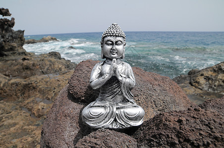 佛像雕像沙漠佛教徒祝福塑像冥想岩石上帝雕塑崇拜金子图片