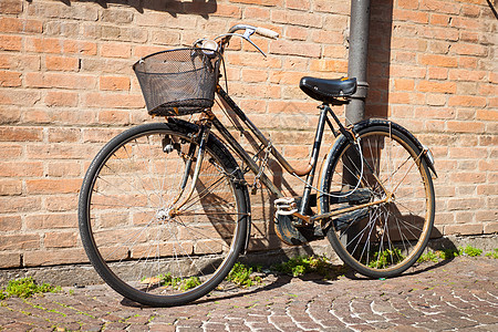 书墙意大利式旧式自行车古董运输车轮石头城市棕褐色金属黑色街道人行道背景