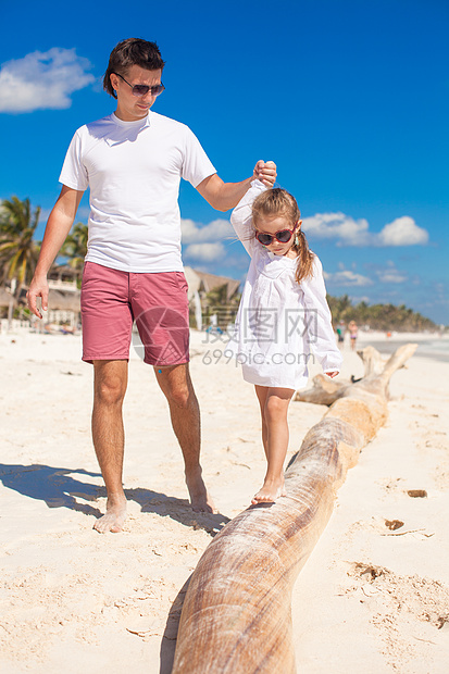 白沙滩家庭度假海滩男人父亲享受女孩成人海岸线孩子爸爸乐趣图片