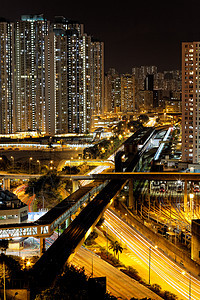 以夜道和高速公路的交通运动街道景观天际摩天大楼旅行公共汽车车辆城市市中心图片