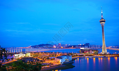 夜里市风与著名的旅行塔 在澳门河附近建造反射地标场景摩天大楼景观大厦天堂天空图片