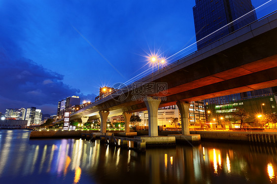 市区市中心之夜戏剧性运动蓝色景观隧道旅行场景建筑驾驶商业图片