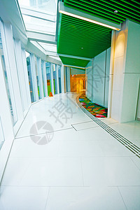 使用窗外灯光的办公大楼大厅反射地面入口办公室房间场景商业白色走廊城市图片