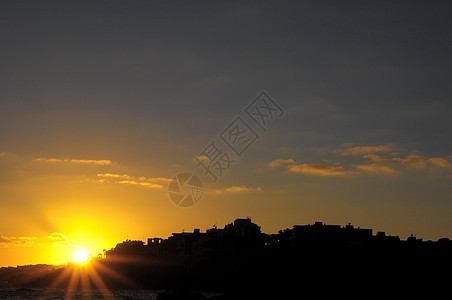 大西洋上空的日落海滩城市太阳橙子海洋风景天空支撑地平线村庄图片