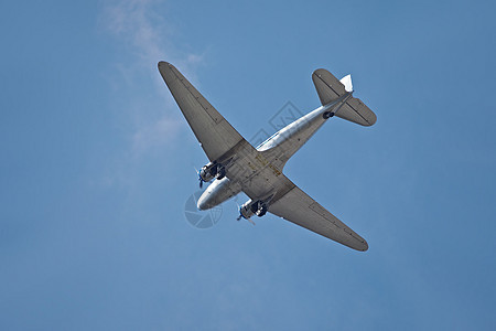 旧平板航天翅膀旅行天空航空运输螺旋桨白色空气蓝色背景图片