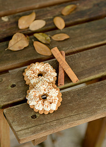 秋季甜点巧克力奶油树叶饼干糕点食物小吃肉桂面包蛋糕背景图片