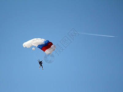 蓝天的空降伞兵和飞机图片