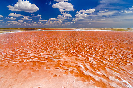 措卡湖红盐池岩石白色矿物天空粉色旅行水晶蓝色红色池塘背景