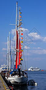 游艇上蓝色天空的信号旗图片