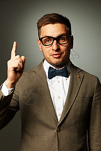 眼镜和领结中自信的书呆子成人手指男人套装男生学生微笑衬衫极客领带图片