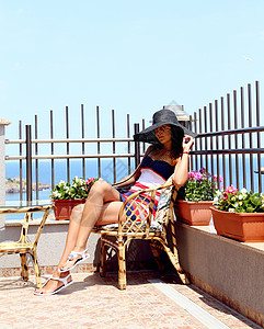 美丽的年轻女士戴帽子的照片地平线天空闲暇享受蓝色热带旅行海洋数字成人可爱的高清图片素材