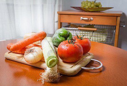 厨房切菜板上新鲜蔬菜的鲜菜红色健康胡椒美食木板沙拉洋葱营养砧板木头图片