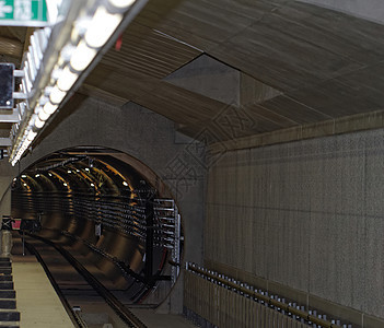 地铁隧道通勤者城市技术运输过境都市铁路曲线交通场景图片