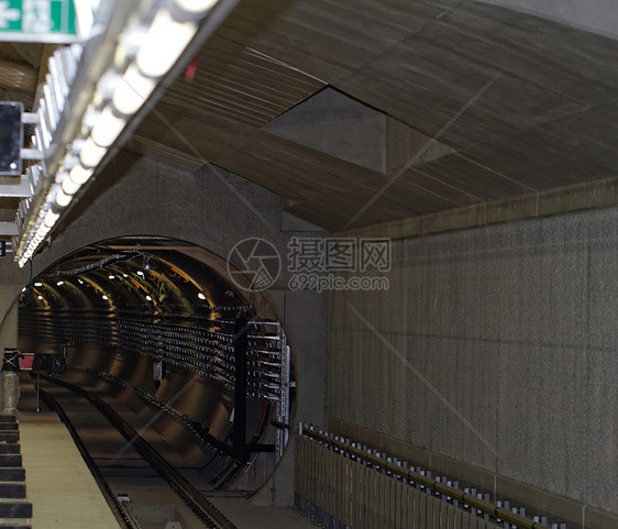 地铁隧道通勤者城市技术运输过境都市铁路曲线交通场景图片