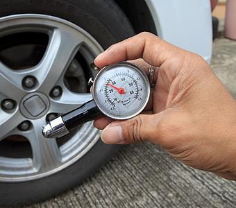 旅行前用计表测量仪检查轮胎空气压强卡车空气引擎服务保养工具测试手指身体汽车图片