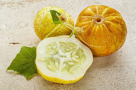 柠檬黄瓜种子叶子球形水果黄色椭圆形横截面绿色圆形白色背景图片