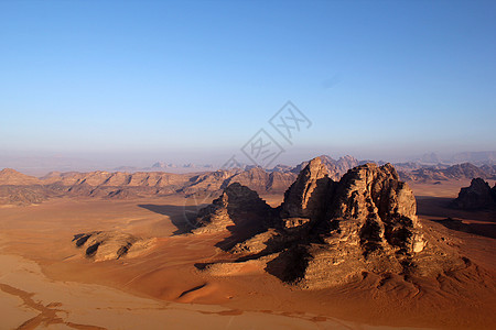 瓦迪鲁姆德沙漠的美丽风景 从上方 约旦旱谷场景天空环境世界沙丘地质学沙漠旅游峡谷图片