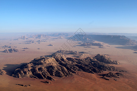 瓦迪鲁姆德沙漠的美丽风景 从上方 约旦旅行世界天空地质学沙漠编队岩石场景旅游侵蚀图片