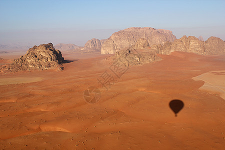 瓦迪鲁姆德沙漠的美丽风景 从上方 约旦干旱地质学荒野旅行沙漠场景峡谷侵蚀沙丘悬崖图片