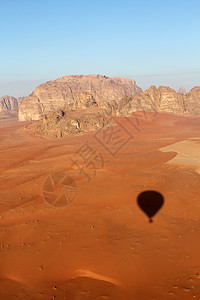 瓦迪鲁姆德沙漠的美丽风景 从上方 约旦世界旅行石头环境干旱场景沙漠爬坡旱谷编队图片