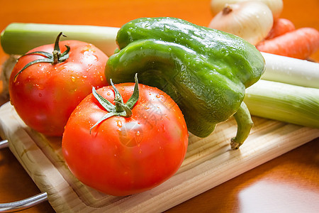 厨房切菜板上新鲜蔬菜的鲜菜美食红色桌子营养绿色木板砧板洋葱胡椒木头图片