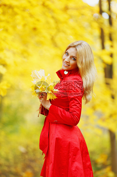 秋季妇女公园黄色微笑橙子叶子女性红色女孩金发图片