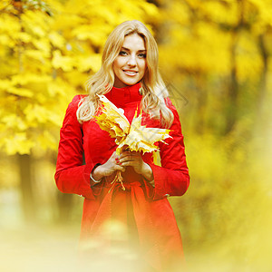 秋季妇女黄色橙子叶子女孩金发红色微笑女性公园图片