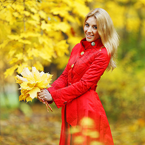 秋季妇女女孩黄色金发红色女性公园微笑橙子叶子图片