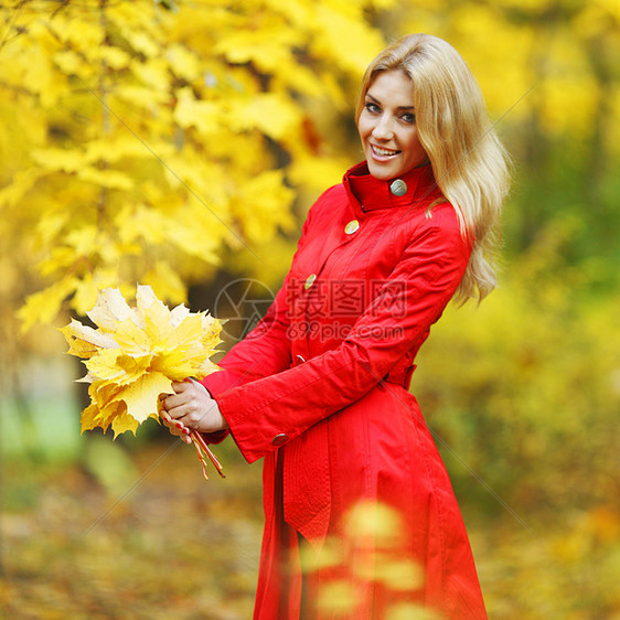 秋季妇女女孩黄色金发红色女性公园微笑橙子叶子图片