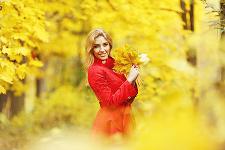 秋季妇女女性黄色叶子公园女孩金发橙子微笑红色图片
