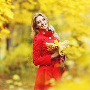秋季妇女女孩叶子金发红色微笑黄色橙子女性公园图片