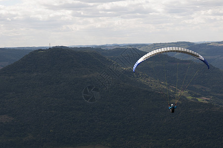 巴西南里奥格朗德岛自由滑翔冒险飞机蓝色马具天空危险自由肾上腺素运动竞赛背景图片