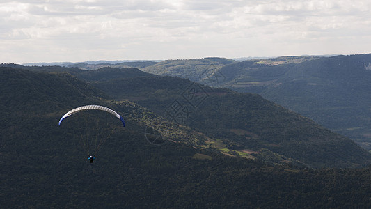 巴西南里奥格朗德岛自由滑翔空气竞赛自由航班人心危险肾上腺素蓝色冒险安全背景图片