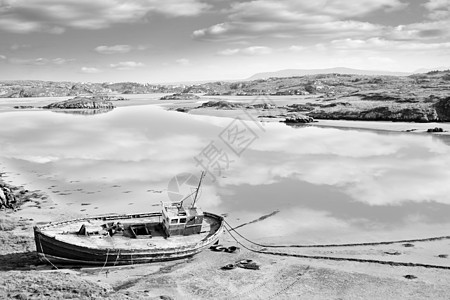 黑白爱尔兰海滩上的老渔船(旧渔船)图片