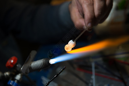 Master玻璃吹风者制造小型玻璃图象 并制作微型玻璃图像车削温度工作火炬火焰曲线艺术家气体鼓风机燃烧图片