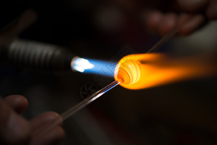 Master玻璃吹风者制造小型玻璃图象 并制作微型玻璃图像温度艺术圆圈火焰工艺鼓风机火炬曲线燃烧气体图片