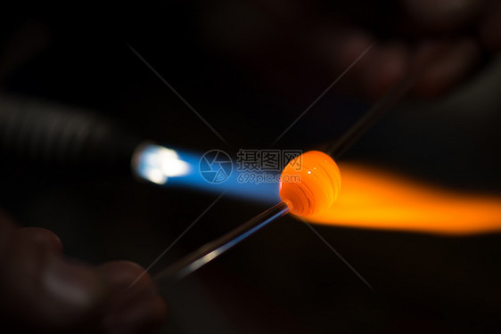 Master玻璃吹风者制造小型玻璃图象 并制作微型玻璃图像工具艺术家圆圈燃烧温度艺术工作气体火炬商业图片