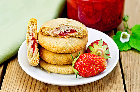 盘子上有草莓和果酱的饼干图片