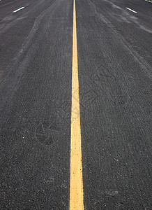 阿斯法特路条纹黄色单线街道宏观运输颗粒状纹理边界黑色背景图片