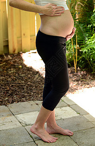 赤脚和怀孕母亲腹部母性父母成人生育力女人图片