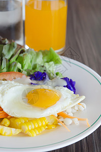 炒菜上加鸡蛋和沙拉黄色食物蔬菜玉米绿色奶油白色盘子油炸图片