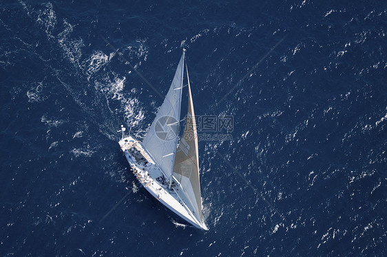 和平蓝海中一艘帆船的顶端风景消遣鸟瞰图高角度闲暇竞技速度摄影团体空间游船图片