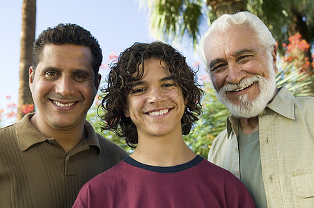 男孩(13-15岁) 父亲和祖父户外前视场肖像图片