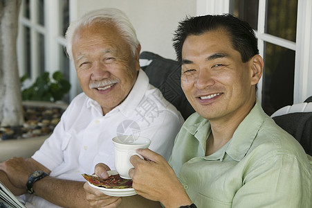 父亲和儿子在户外喝咖啡(肖像)图片
