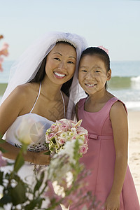 海滩上的新娘和姐妹(肖像)图片