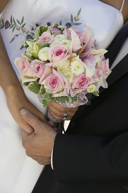 手握花束的新娘和Groom(特写)图片