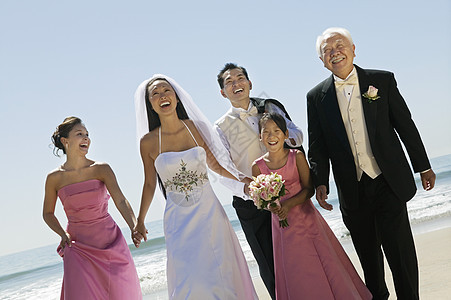 与家人在海滩上的新娘和Groom肖像海洋夫妇家庭孩子连衣裙风俗伴娘成年人欢乐年轻人图片