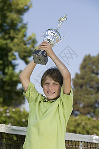 网球场上的男孩 拿着网球杯肖像图片