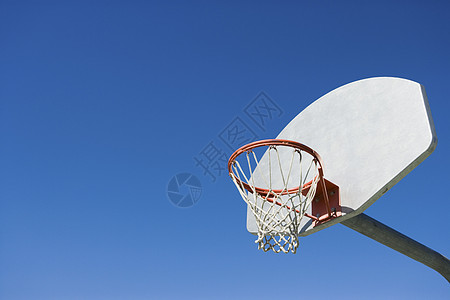 蓝天对篮球圈的低角度视图图片